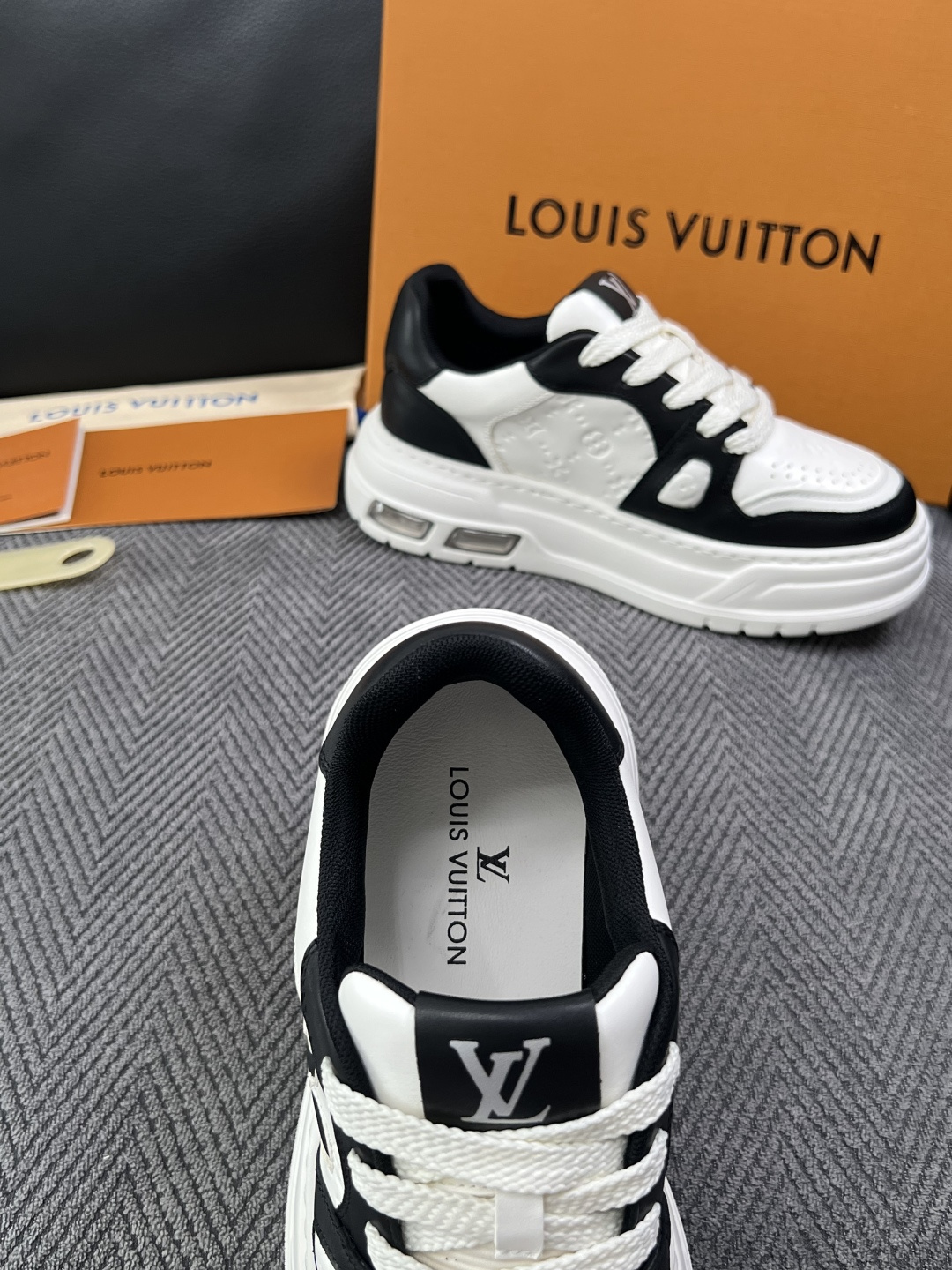 Lv  高品质  顶级工艺品  路易威登，运动板鞋专柜同步，鞋面意大利进口，高品质拼接缤纷色彩复杂工艺品，进口网布里垫柔