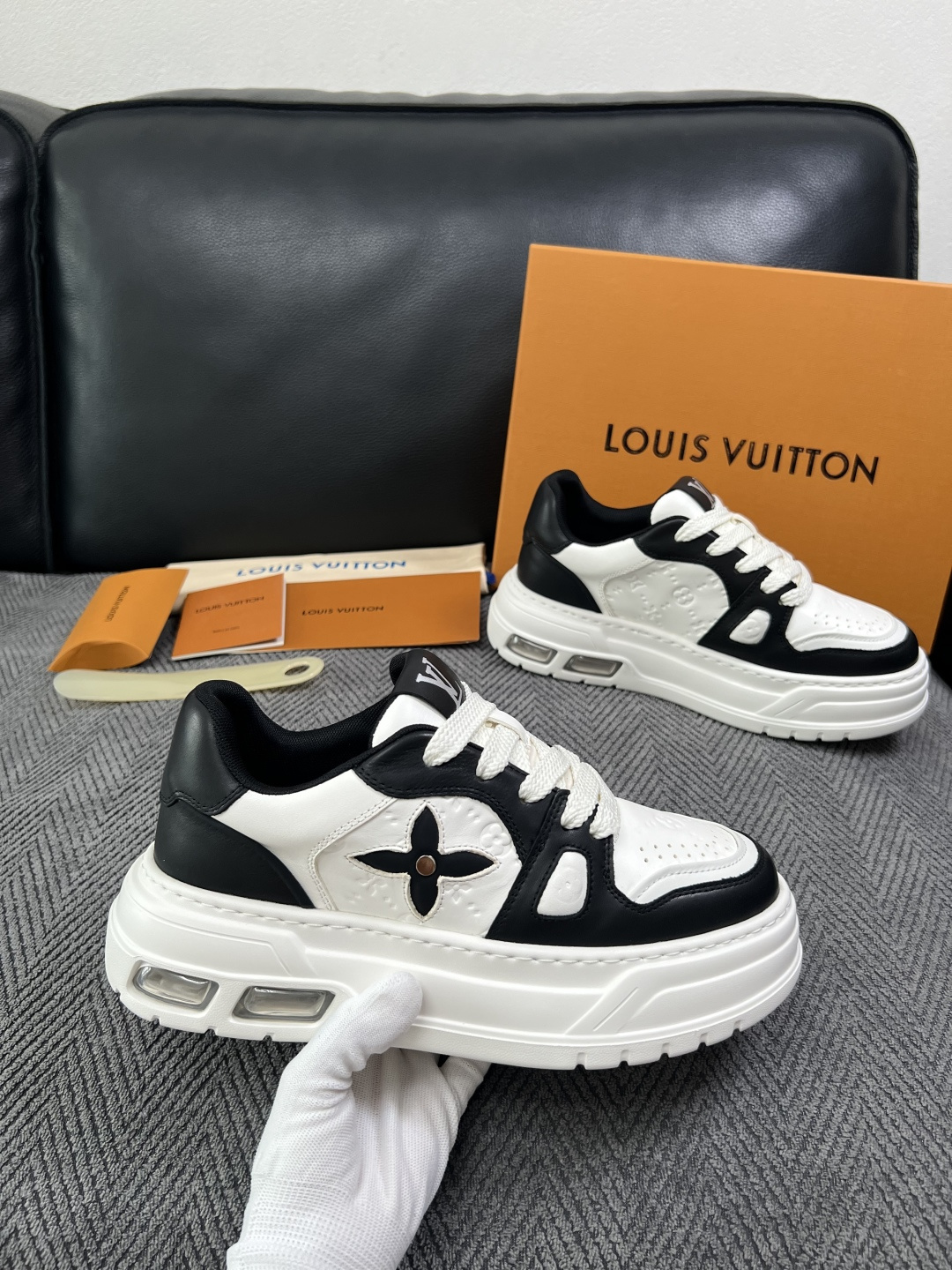Lv  高品质  顶级工艺品  路易威登，运动板鞋专柜同步，鞋面意大利进口，高品质拼接缤纷色彩复杂工艺品，进口网布里垫柔