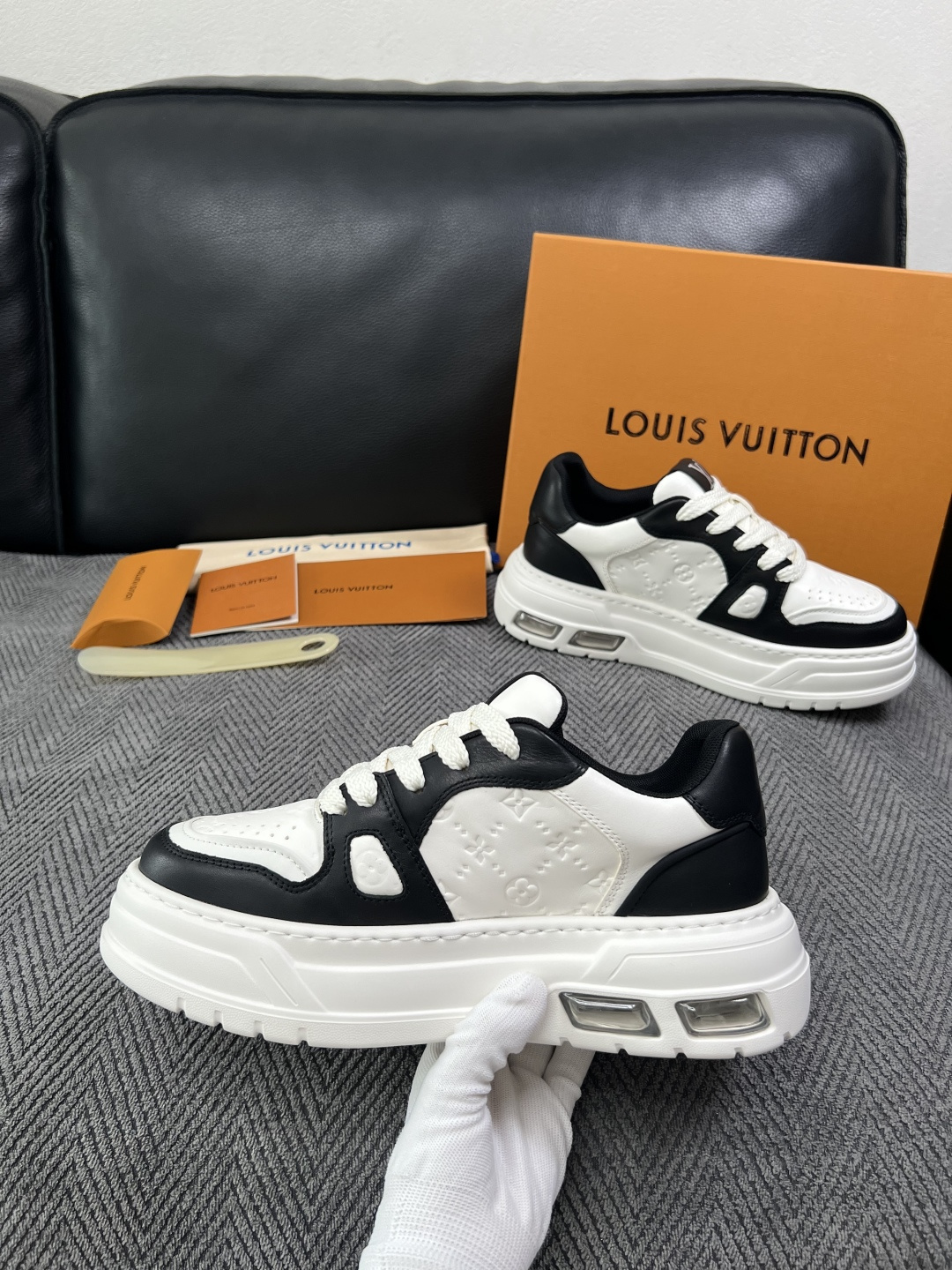 Lv  高品质  顶级工艺品  路易威登，运动板鞋专柜同步，鞋面意大利进口，高品质拼接缤纷色彩复杂工艺品，进口网布里垫柔