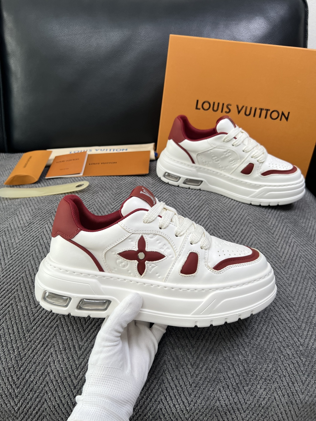 Lv  高品质  顶级工艺品  路易威登，运动板鞋专柜同步，鞋面意大利进口，高品质拼接缤纷色彩复杂工艺品，进口网布里垫柔
