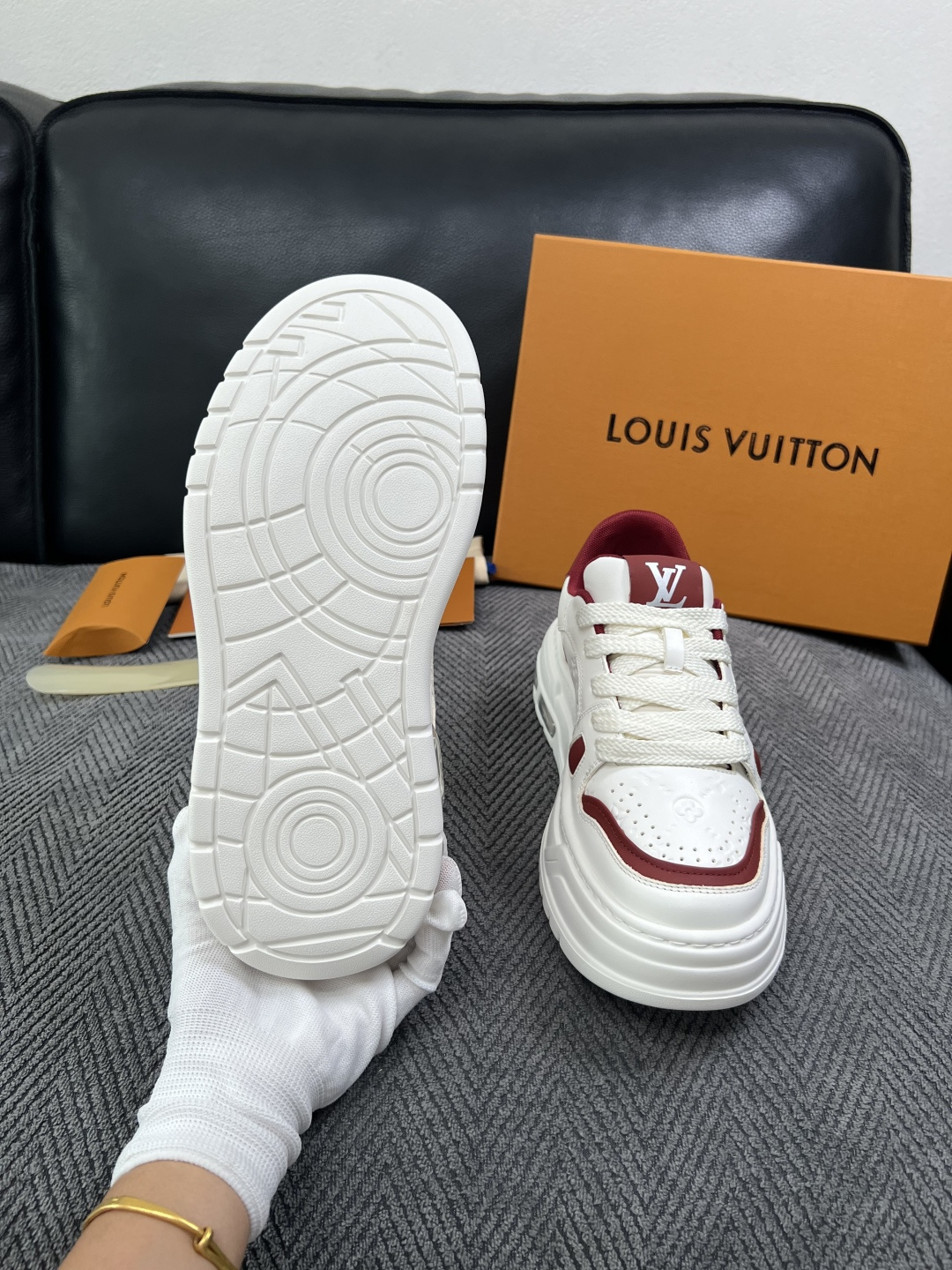 Lv  高品质  顶级工艺品  路易威登，运动板鞋专柜同步，鞋面意大利进口，高品质拼接缤纷色彩复杂工艺品，进口网布里垫柔