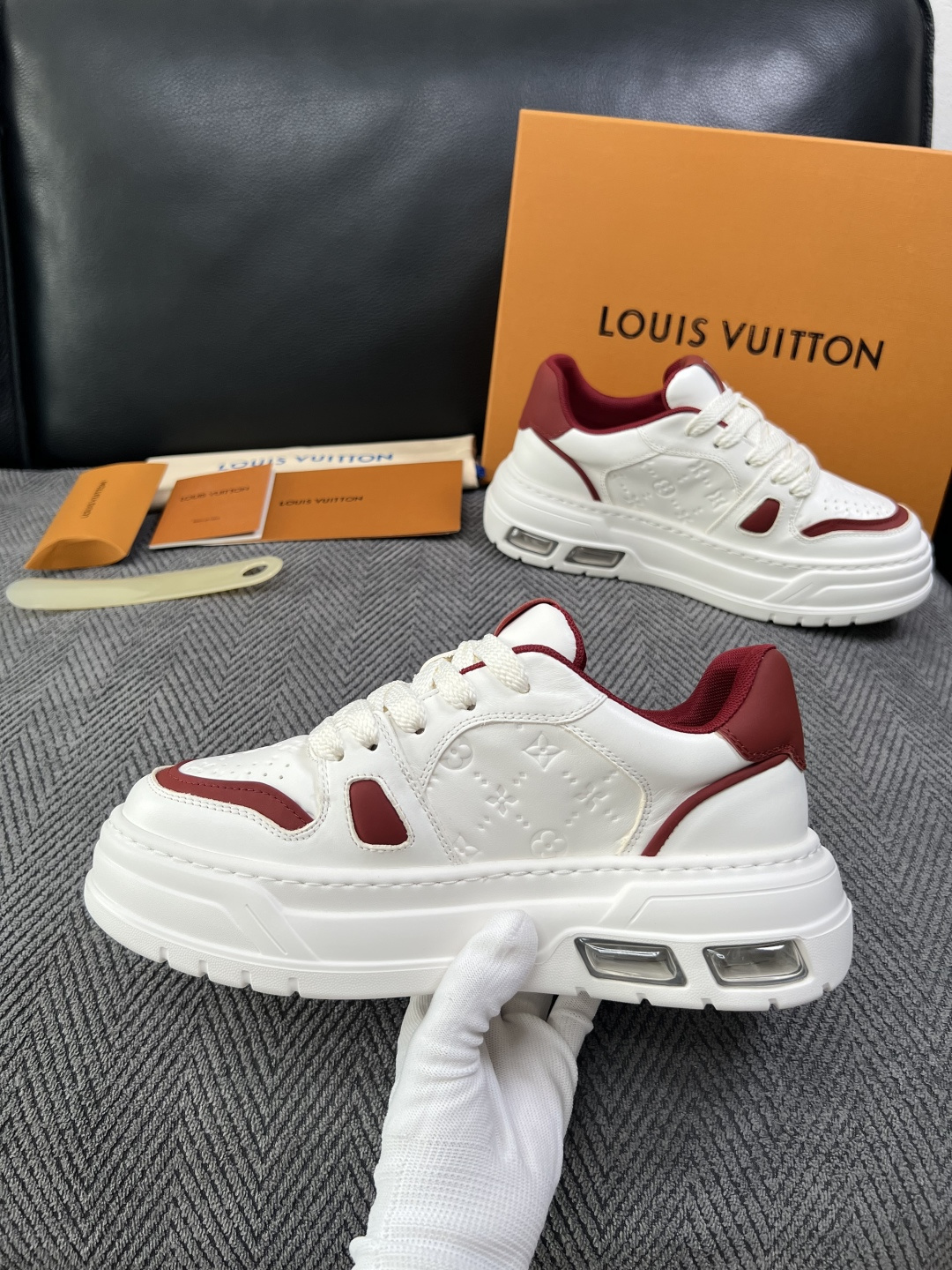 Lv  高品质  顶级工艺品  路易威登，运动板鞋专柜同步，鞋面意大利进口，高品质拼接缤纷色彩复杂工艺品，进口网布里垫柔