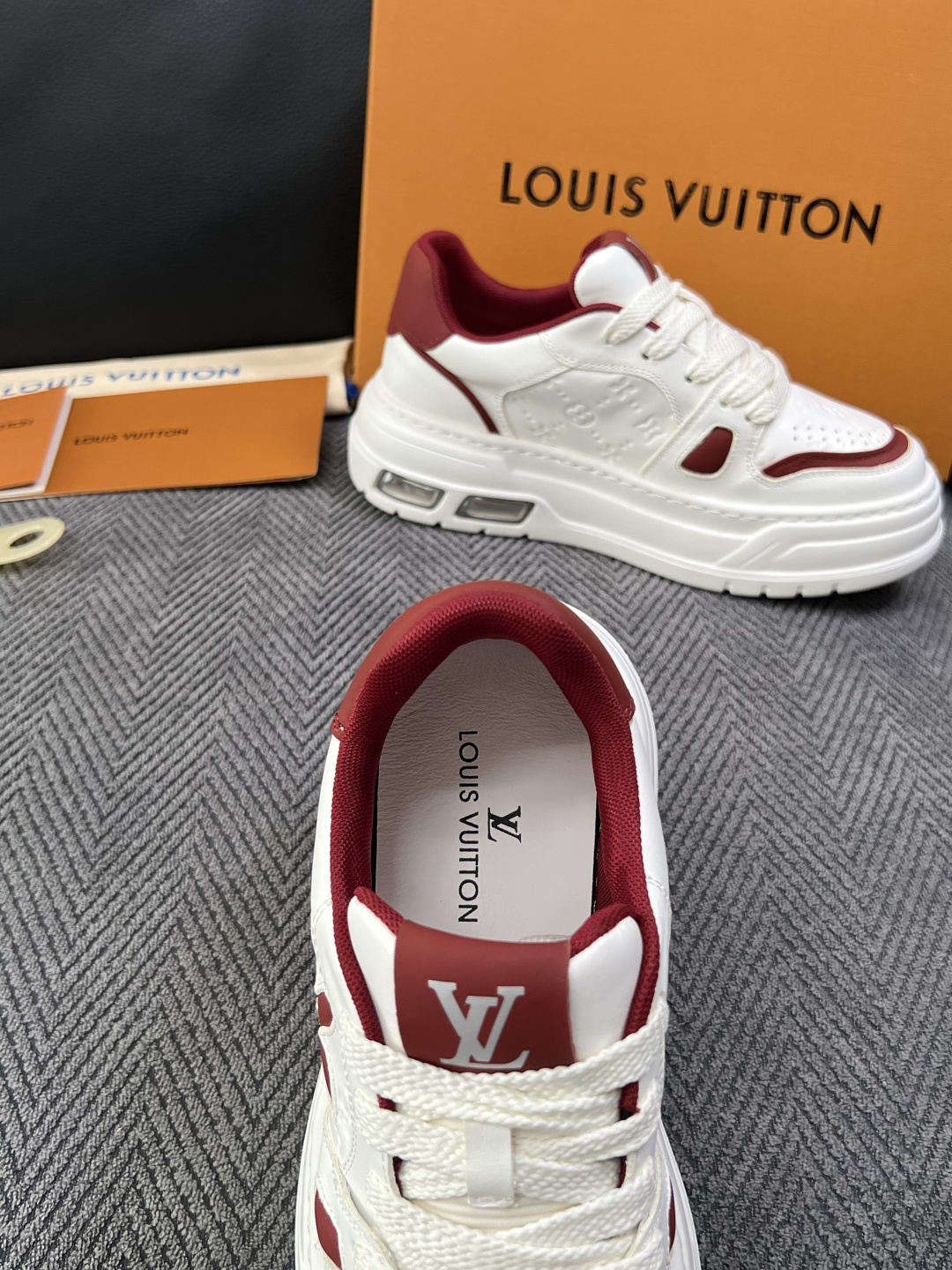 Lv  高品质  顶级工艺品  路易威登，运动板鞋专柜同步，鞋面意大利进口，高品质拼接缤纷色彩复杂工艺品，进口网布里垫柔