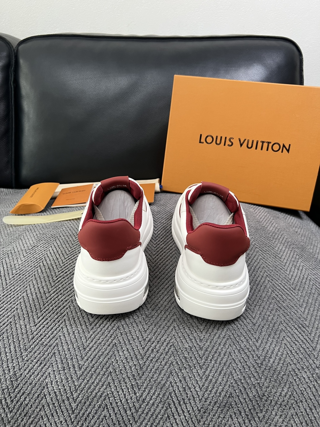 Lv  高品质  顶级工艺品  路易威登，运动板鞋专柜同步，鞋面意大利进口，高品质拼接缤纷色彩复杂工艺品，进口网布里垫柔