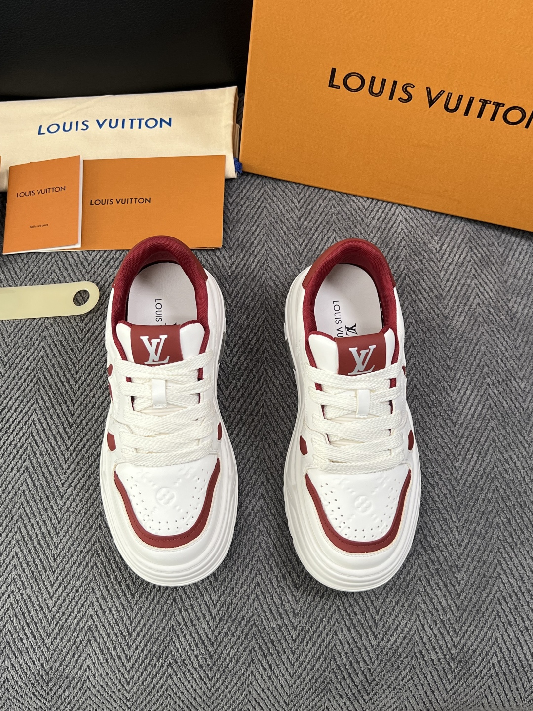 Lv  高品质  顶级工艺品  路易威登，运动板鞋专柜同步，鞋面意大利进口，高品质拼接缤纷色彩复杂工艺品，进口网布里垫柔