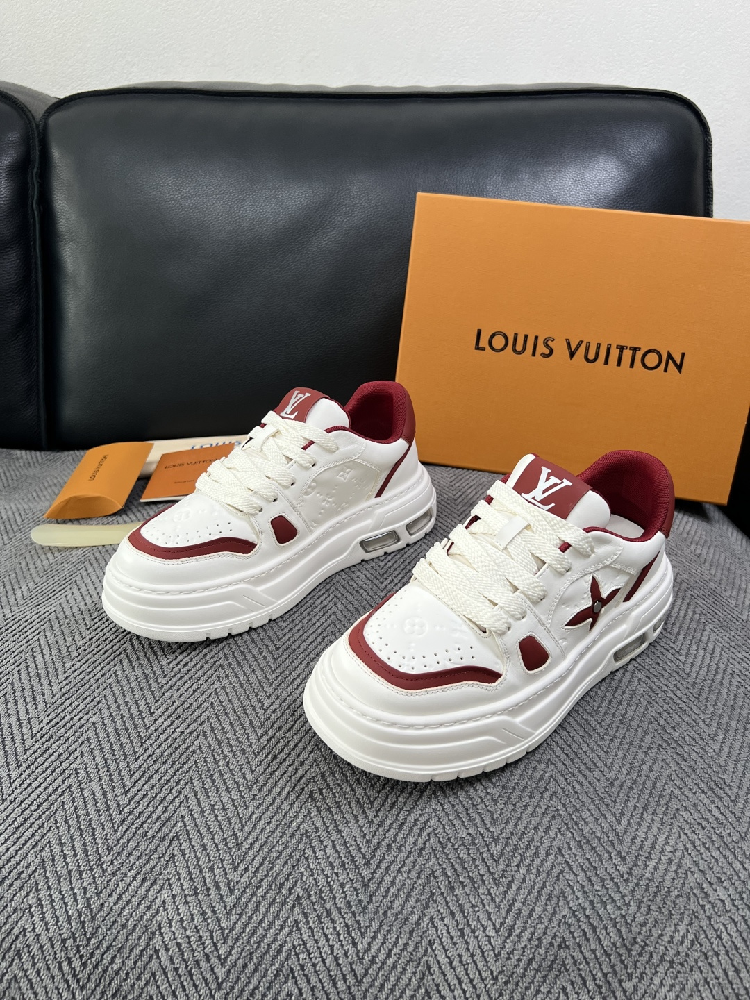 Lv  高品质  顶级工艺品  路易威登，运动板鞋专柜同步，鞋面意大利进口，高品质拼接缤纷色彩复杂工艺品，进口网布里垫柔