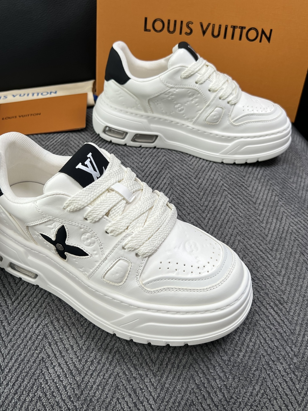 Lv  高品质  顶级工艺品  路易威登，运动板鞋专柜同步，鞋面意大利进口，高品质拼接缤纷色彩复杂工艺品，进口网布里垫柔