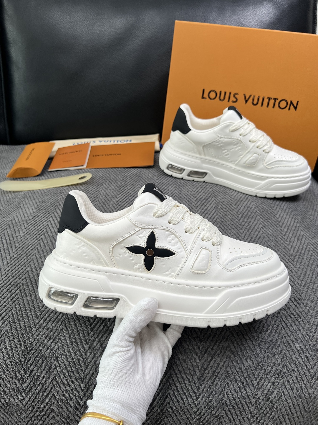 Lv  高品质  顶级工艺品  路易威登，运动板鞋专柜同步，鞋面意大利进口，高品质拼接缤纷色彩复杂工艺品，进口网布里垫柔