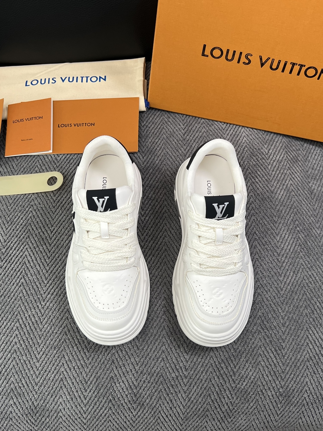 Lv  高品质  顶级工艺品  路易威登，运动板鞋专柜同步，鞋面意大利进口，高品质拼接缤纷色彩复杂工艺品，进口网布里垫柔