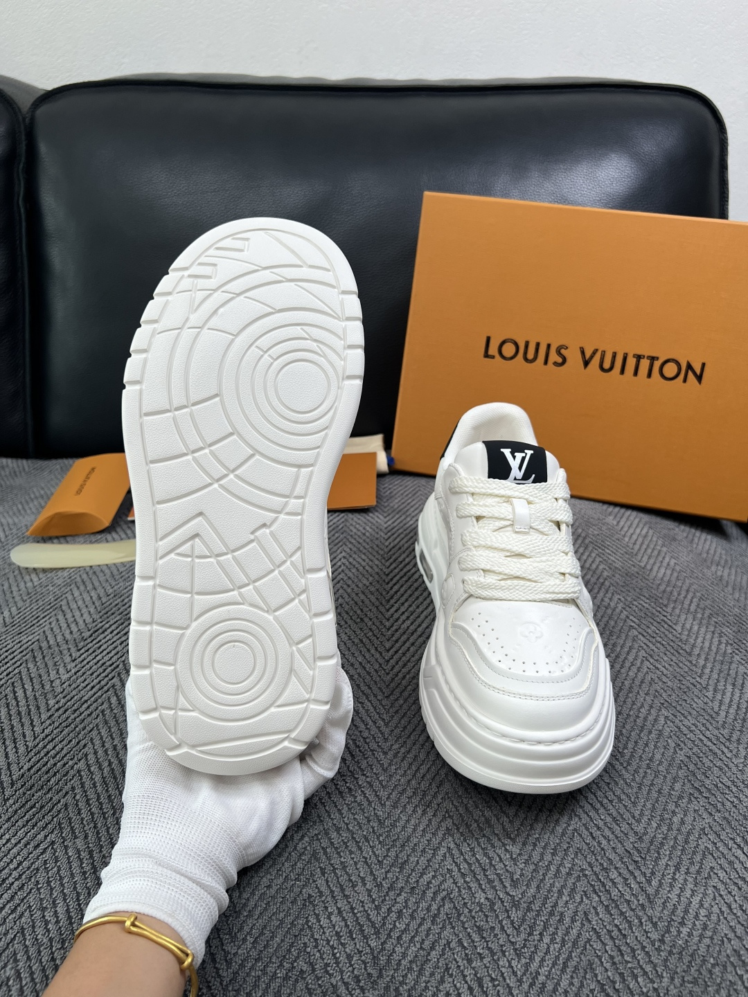 Lv  高品质  顶级工艺品  路易威登，运动板鞋专柜同步，鞋面意大利进口，高品质拼接缤纷色彩复杂工艺品，进口网布里垫柔