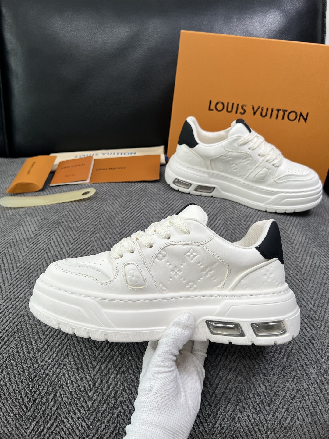 Lv  高品质  顶级工艺品  路易威登，运动板鞋专柜同步，鞋面意大利进口，高品质拼接缤纷色彩复杂工艺品，进口网布里垫柔