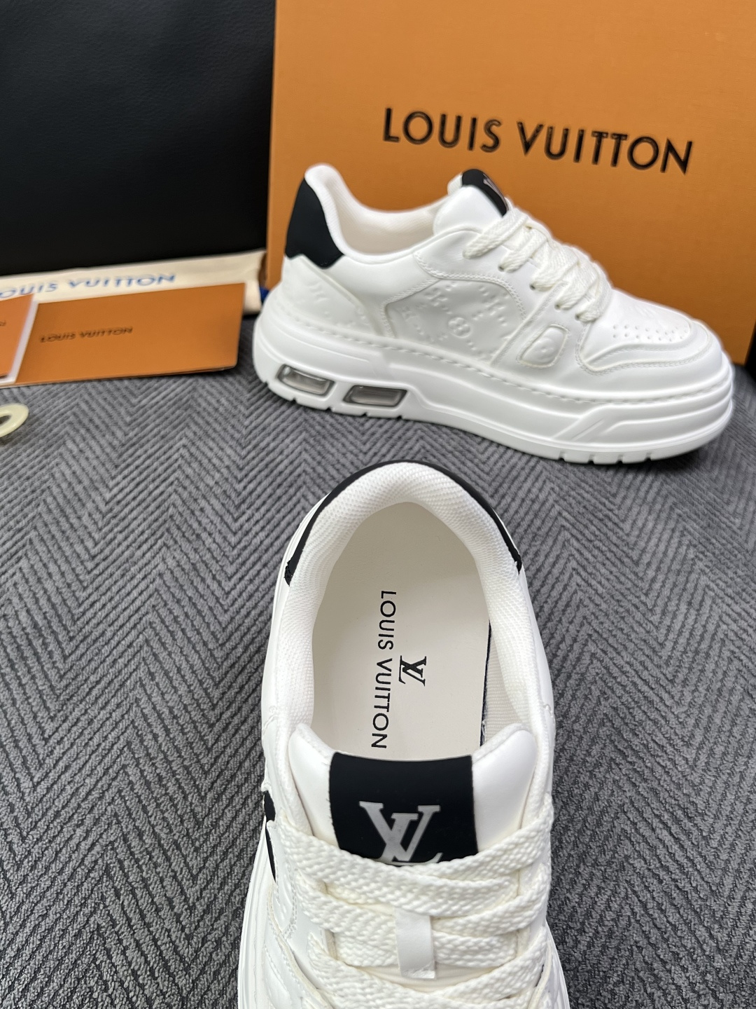 Lv  高品质  顶级工艺品  路易威登，运动板鞋专柜同步，鞋面意大利进口，高品质拼接缤纷色彩复杂工艺品，进口网布里垫柔
