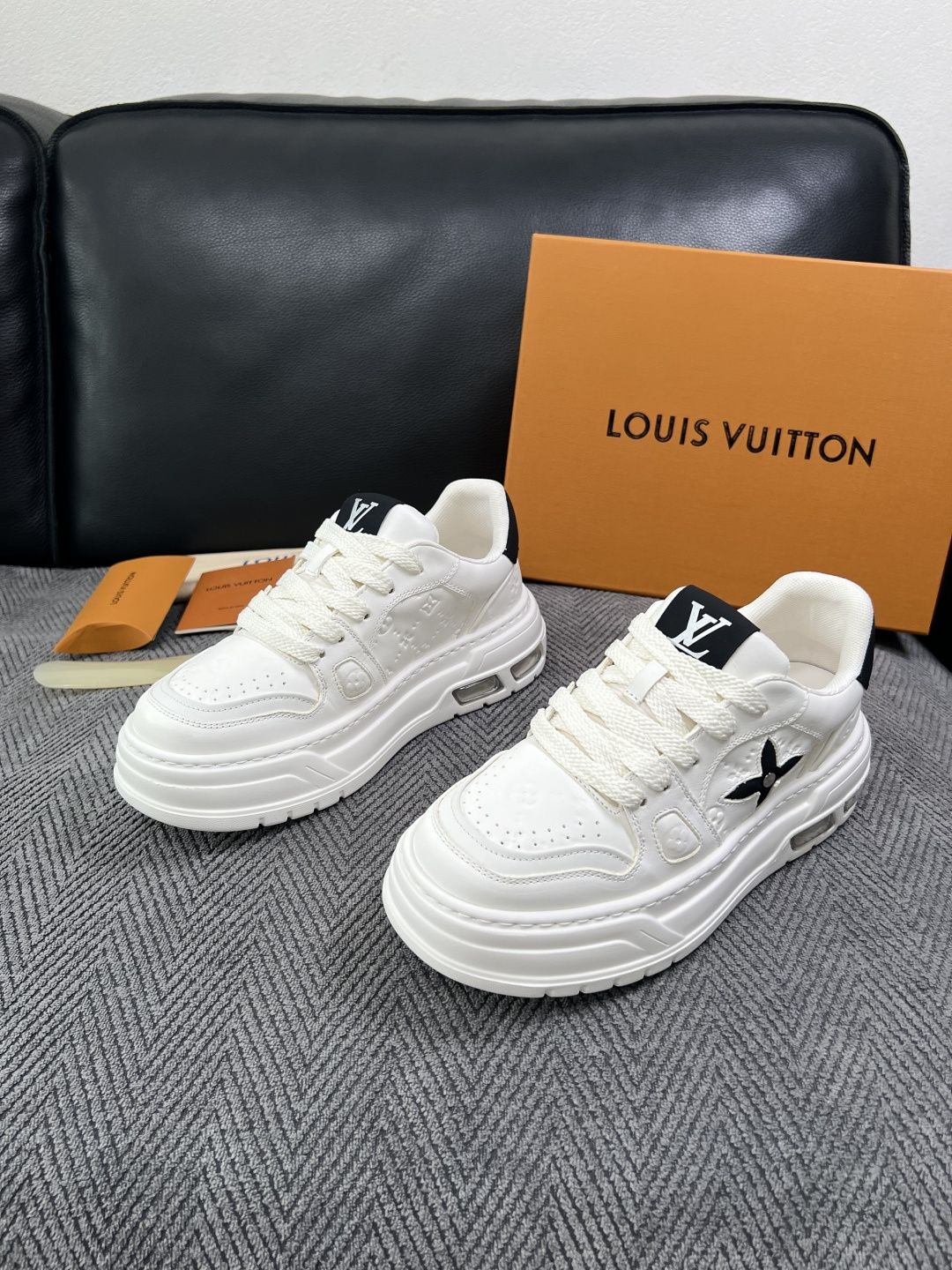 Lv  高品质  顶级工艺品  路易威登，运动板鞋专柜同步，鞋面意大利进口，高品质拼接缤纷色彩复杂工艺品，进口网布里垫柔