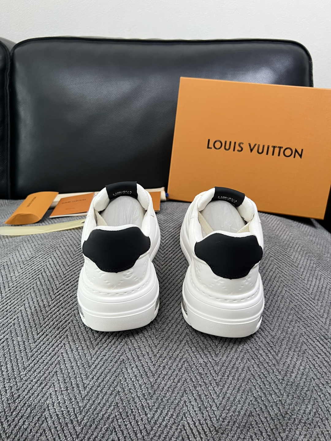 Lv  高品质  顶级工艺品  路易威登，运动板鞋专柜同步，鞋面意大利进口，高品质拼接缤纷色彩复杂工艺品，进口网布里垫柔