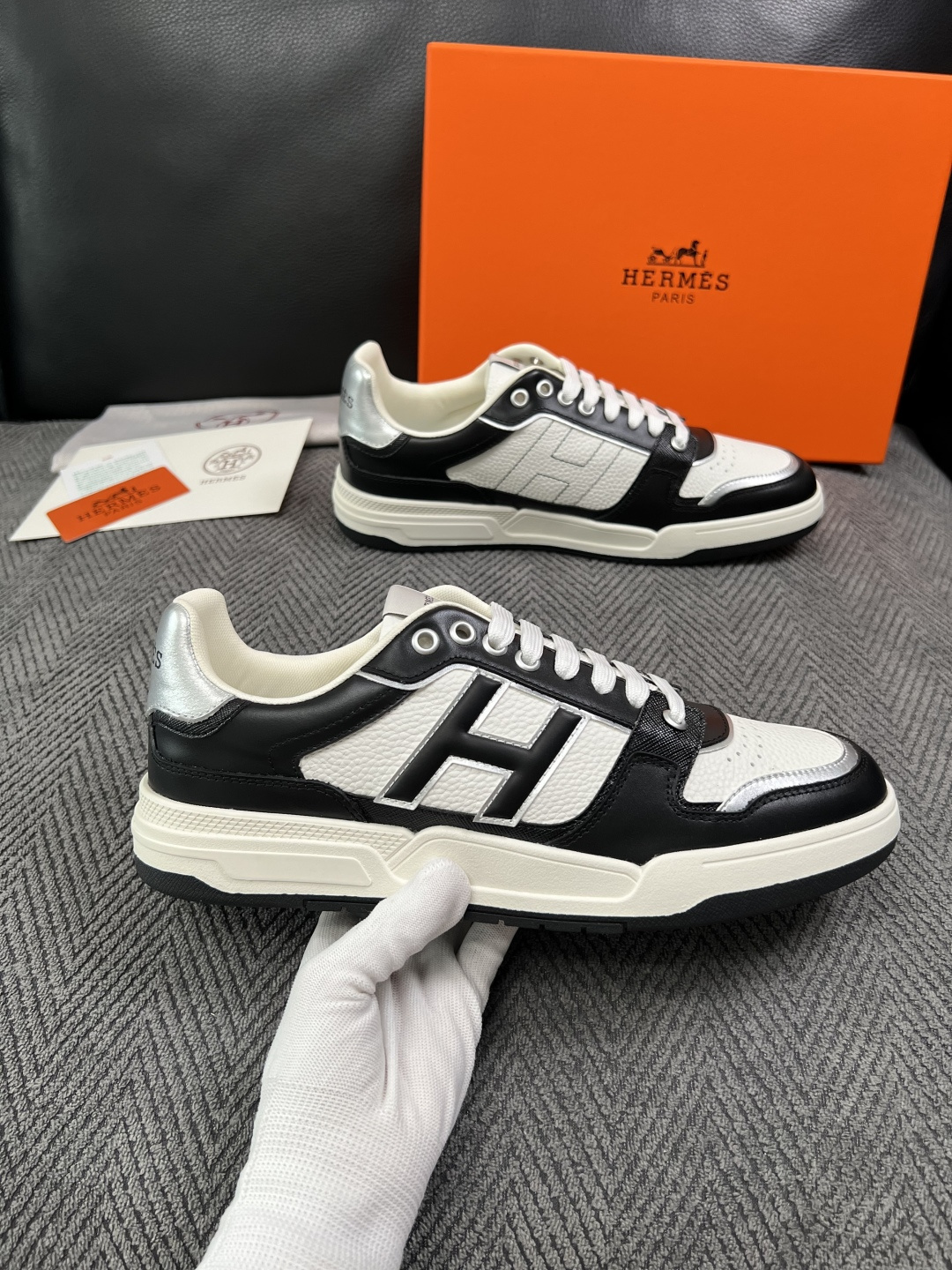 Hermes  高品质  顶级工艺品  爱马仕 专柜同步发售原厂配置，意大利进口原版牛皮面料，高品质拼接工艺，全进口水染