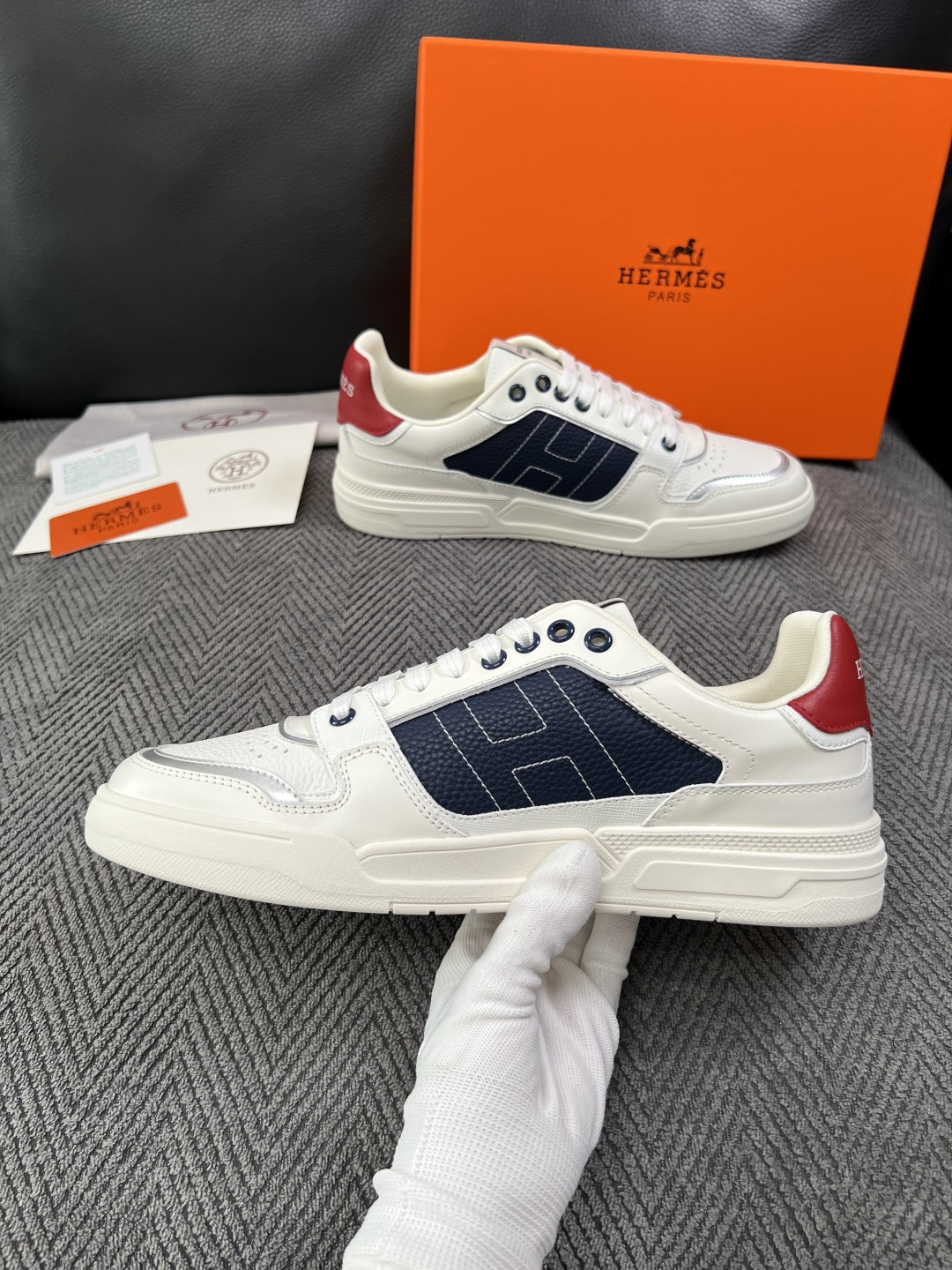 Hermes  高品质  顶级工艺品  爱马仕 专柜同步发售原厂配置，意大利进口原版牛皮面料，高品质拼接工艺，全进口水染