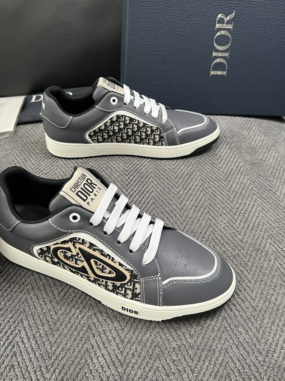 Dior  高品质  顶级工艺品 迪奥  专柜同步 原厂配置，意大利进口原版牛皮面料，透气舒适进口水染牛里垫，鞋底：原厂