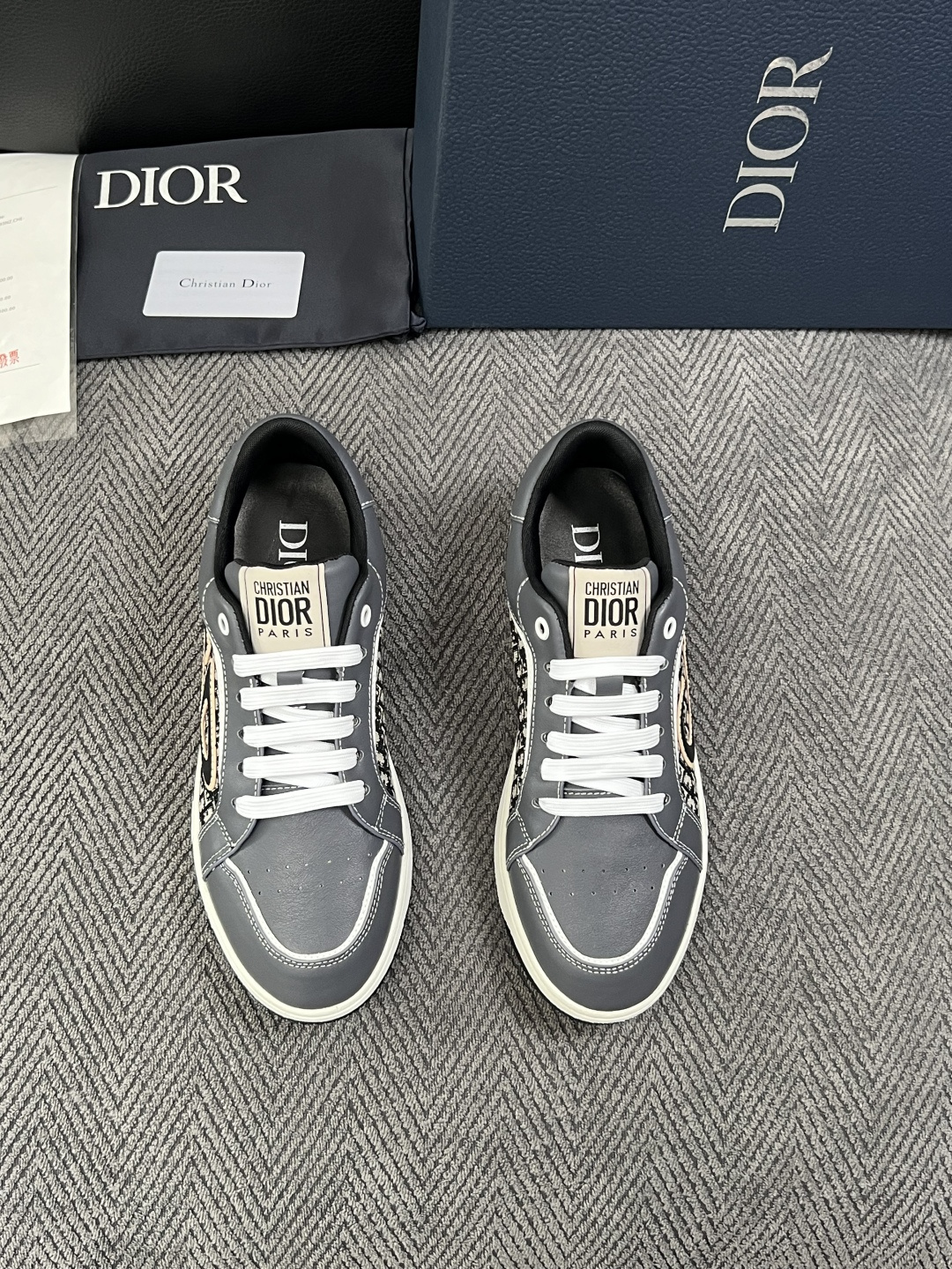 Dior  高品质  顶级工艺品 迪奥  专柜同步 原厂配置，意大利进口原版牛皮面料，透气舒适进口水染牛里垫，鞋底：原厂