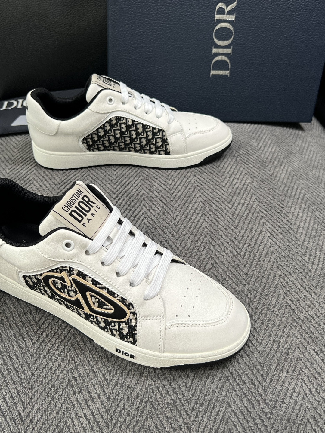 Dior  高品质  顶级工艺品 迪奥  专柜同步 原厂配置，意大利进口原版牛皮面料，透气舒适进口水染牛里垫，鞋底：原厂