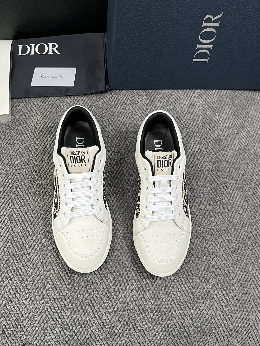 Dior  高品质  顶级工艺品 迪奥  专柜同步 原厂配置，意大利进口原版牛皮面料，透气舒适进口水染牛里垫，鞋底：原厂