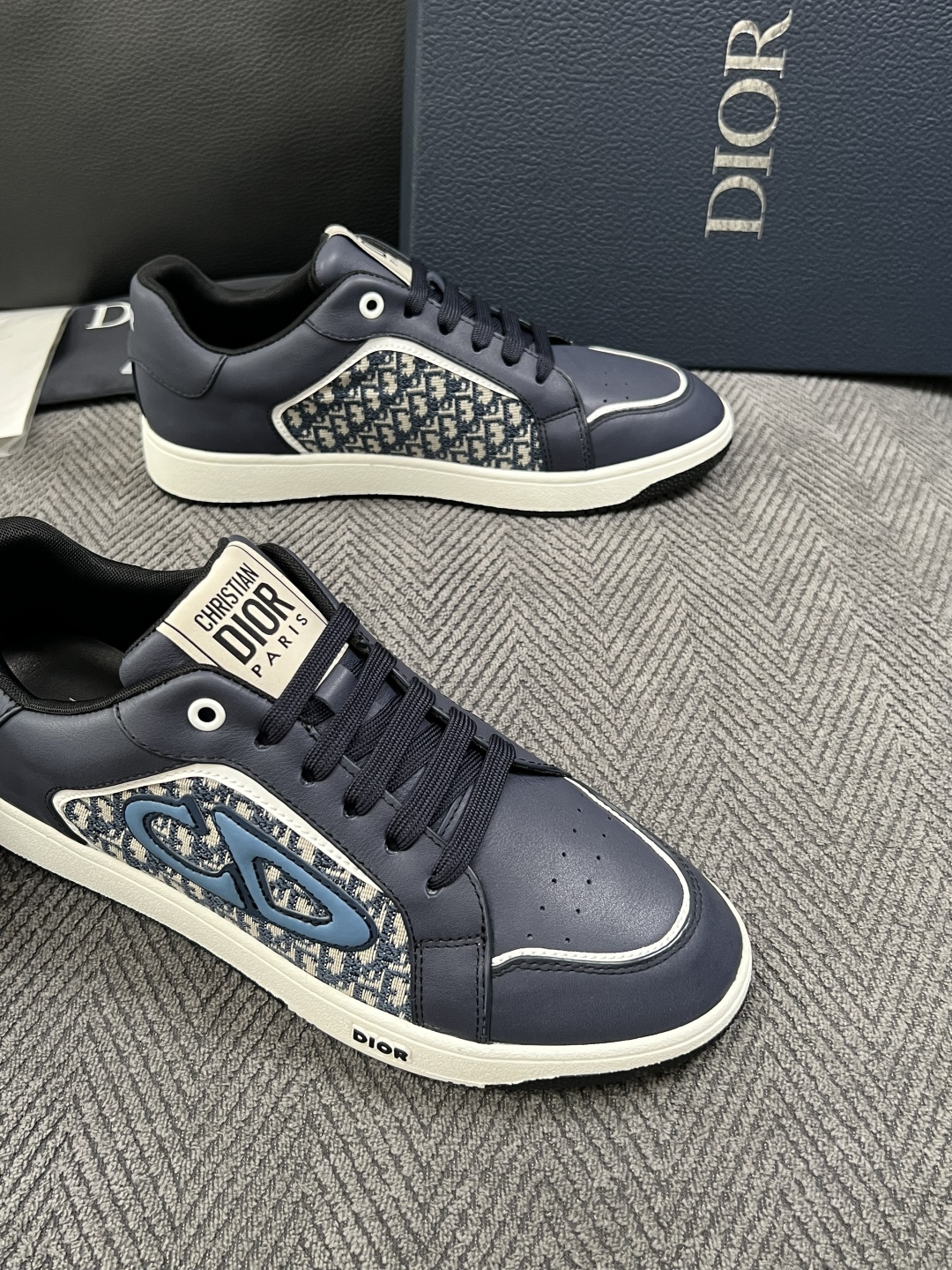 Dior  高品质  顶级工艺品 迪奥  专柜同步 原厂配置，意大利进口原版牛皮面料，透气舒适进口水染牛里垫，鞋底：原厂