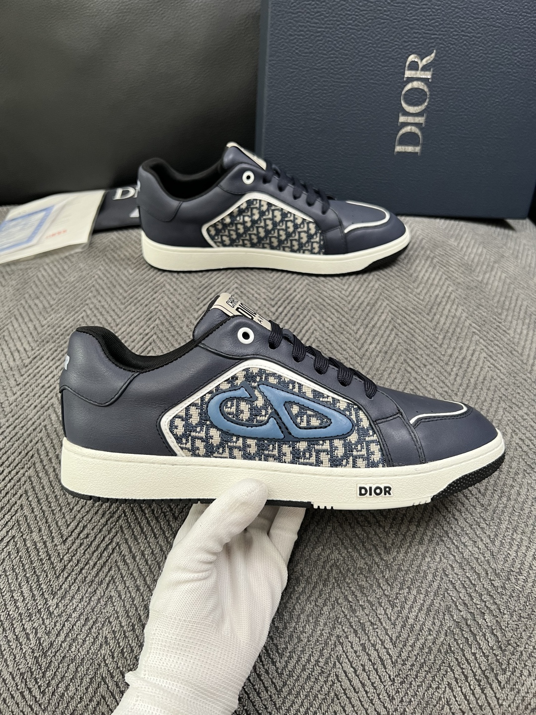 Dior  高品质  顶级工艺品 迪奥  专柜同步 原厂配置，意大利进口原版牛皮面料，透气舒适进口水染牛里垫，鞋底：原厂