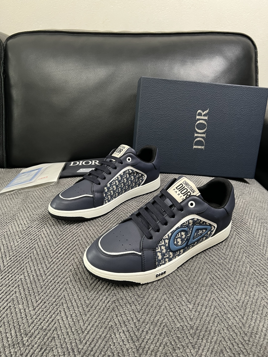 Dior  高品质  顶级工艺品 迪奥  专柜同步 原厂配置，意大利进口原版牛皮面料，透气舒适进口水染牛里垫，鞋底：原厂