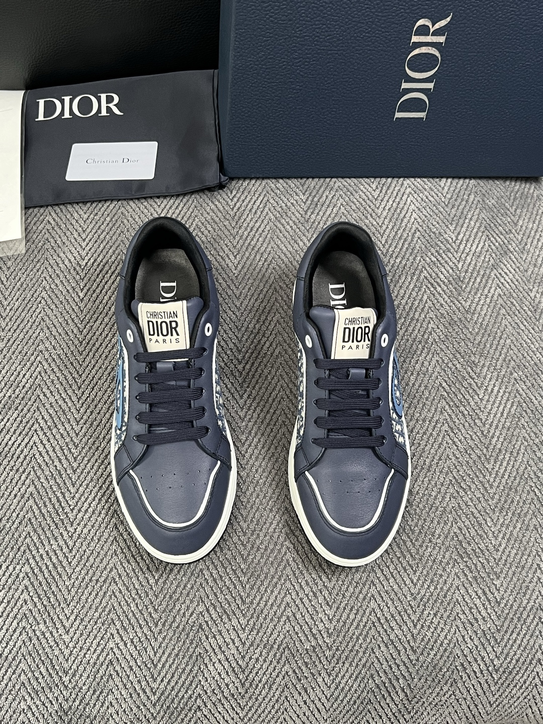 Dior  高品质  顶级工艺品 迪奥  专柜同步 原厂配置，意大利进口原版牛皮面料，透气舒适进口水染牛里垫，鞋底：原厂