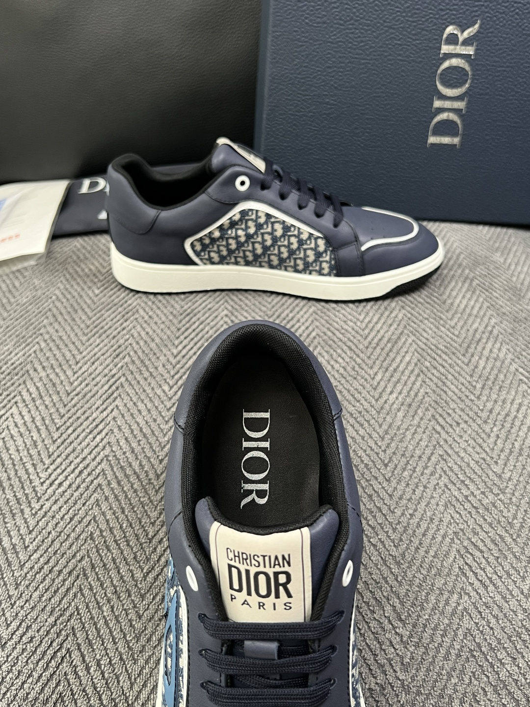 Dior  高品质  顶级工艺品 迪奥  专柜同步 原厂配置，意大利进口原版牛皮面料，透气舒适进口水染牛里垫，鞋底：原厂