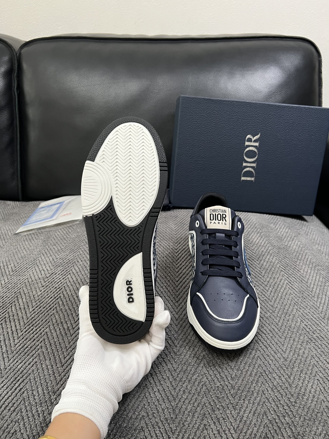Dior  高品质  顶级工艺品 迪奥  专柜同步 原厂配置，意大利进口原版牛皮面料，透气舒适进口水染牛里垫，鞋底：原厂
