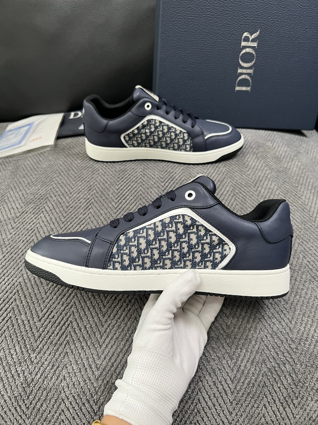 Dior  高品质  顶级工艺品 迪奥  专柜同步 原厂配置，意大利进口原版牛皮面料，透气舒适进口水染牛里垫，鞋底：原厂