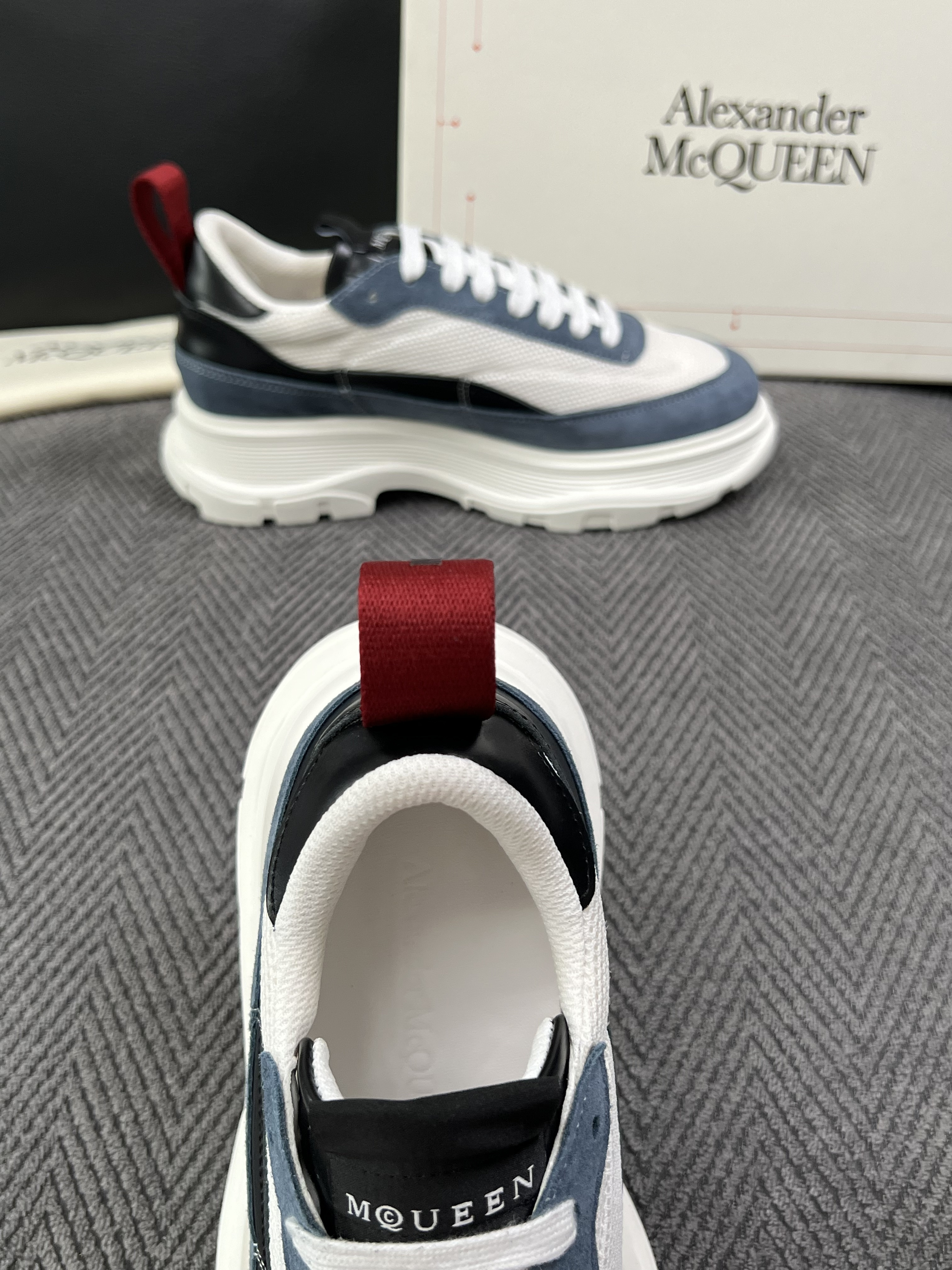 Alexander McQueen  高品质  顶级工艺品  麦昆  专柜同步 原厂配置，意大利进口原版牛皮面料，高品质