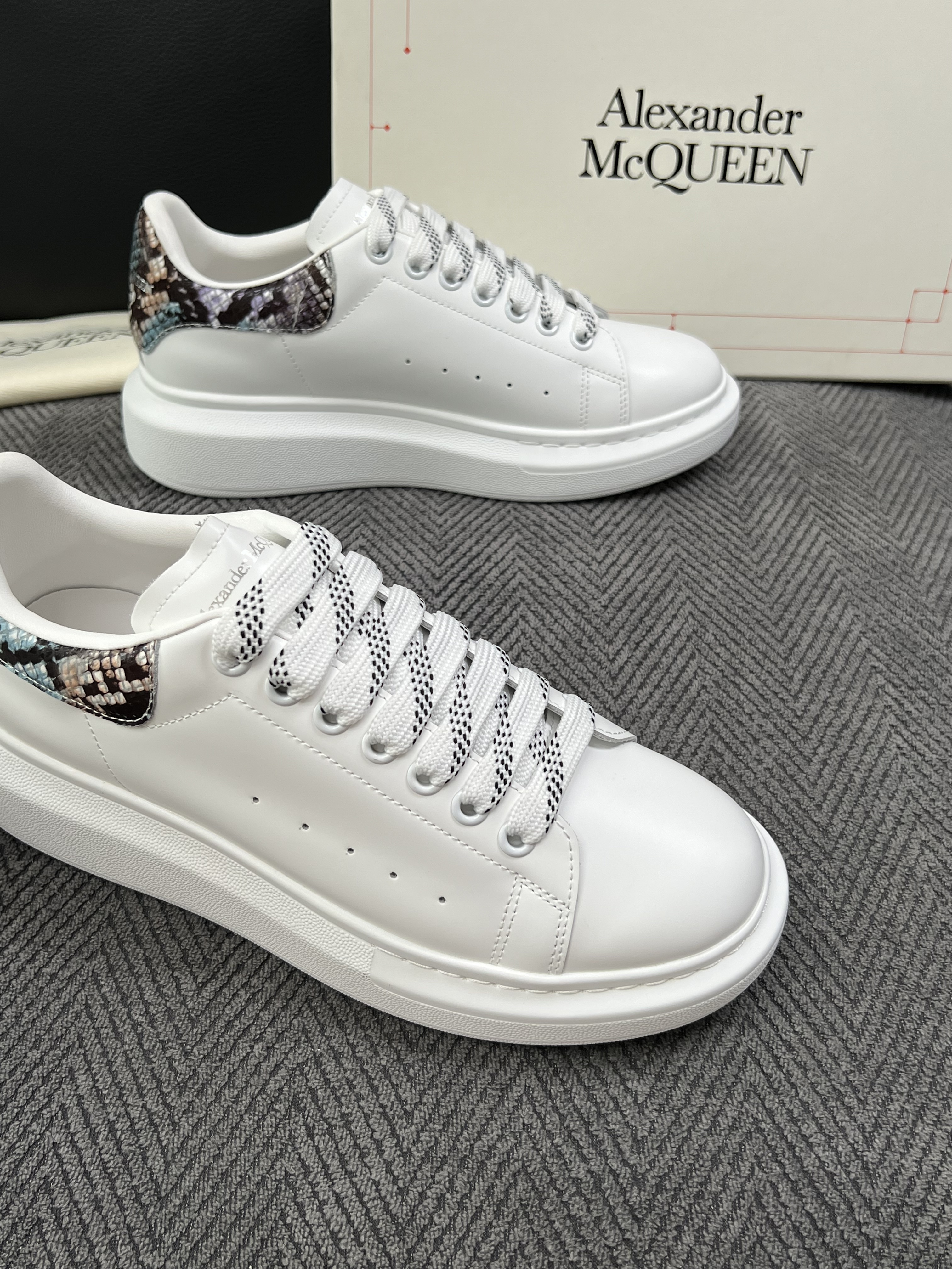 Alexander McQueen  高品质  顶级工艺品  麦昆  专柜同步 原厂配置，意大利进口原版牛皮面料，高品质