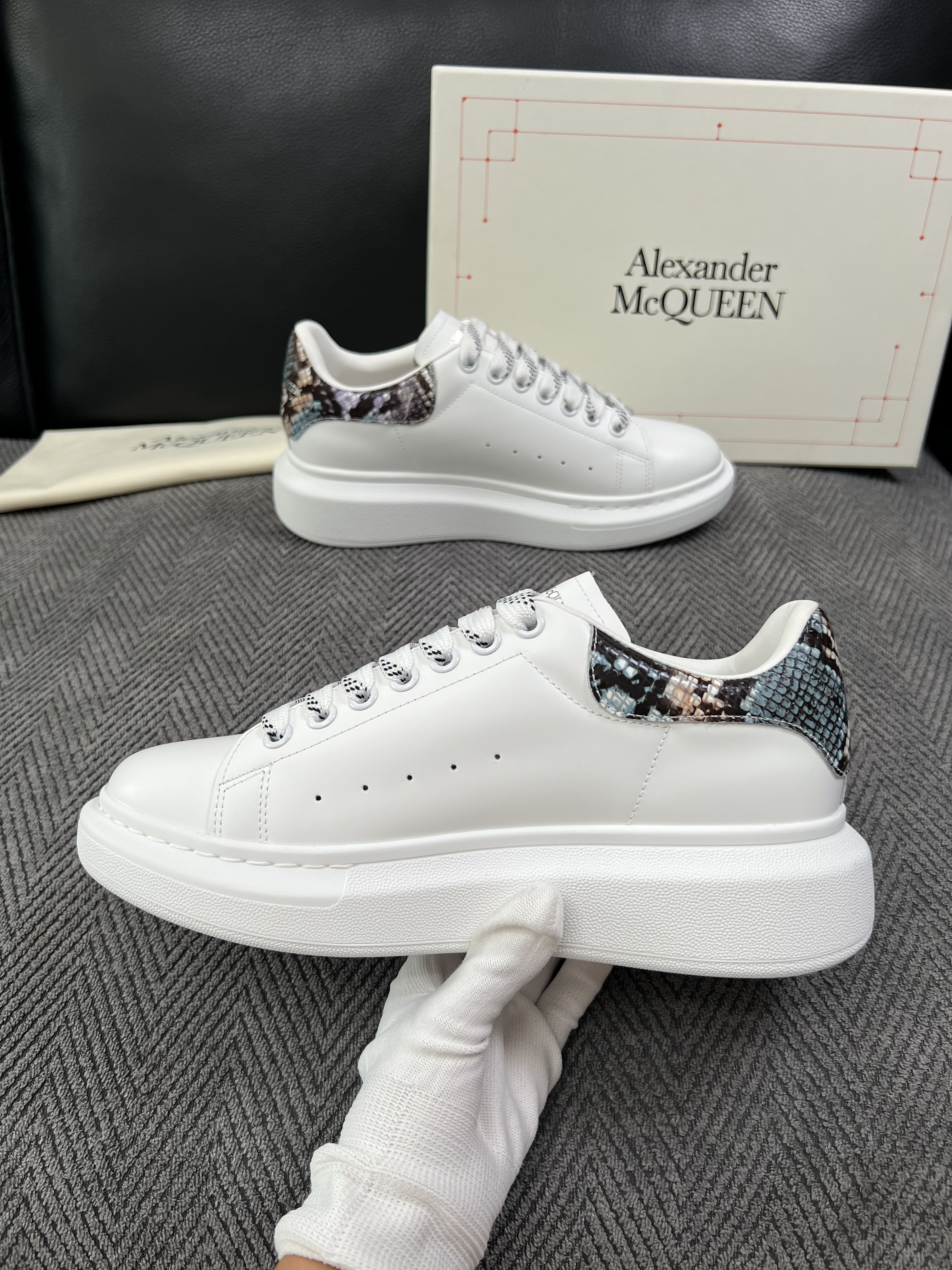 Alexander McQueen  高品质  顶级工艺品  麦昆  专柜同步 原厂配置，意大利进口原版牛皮面料，高品质