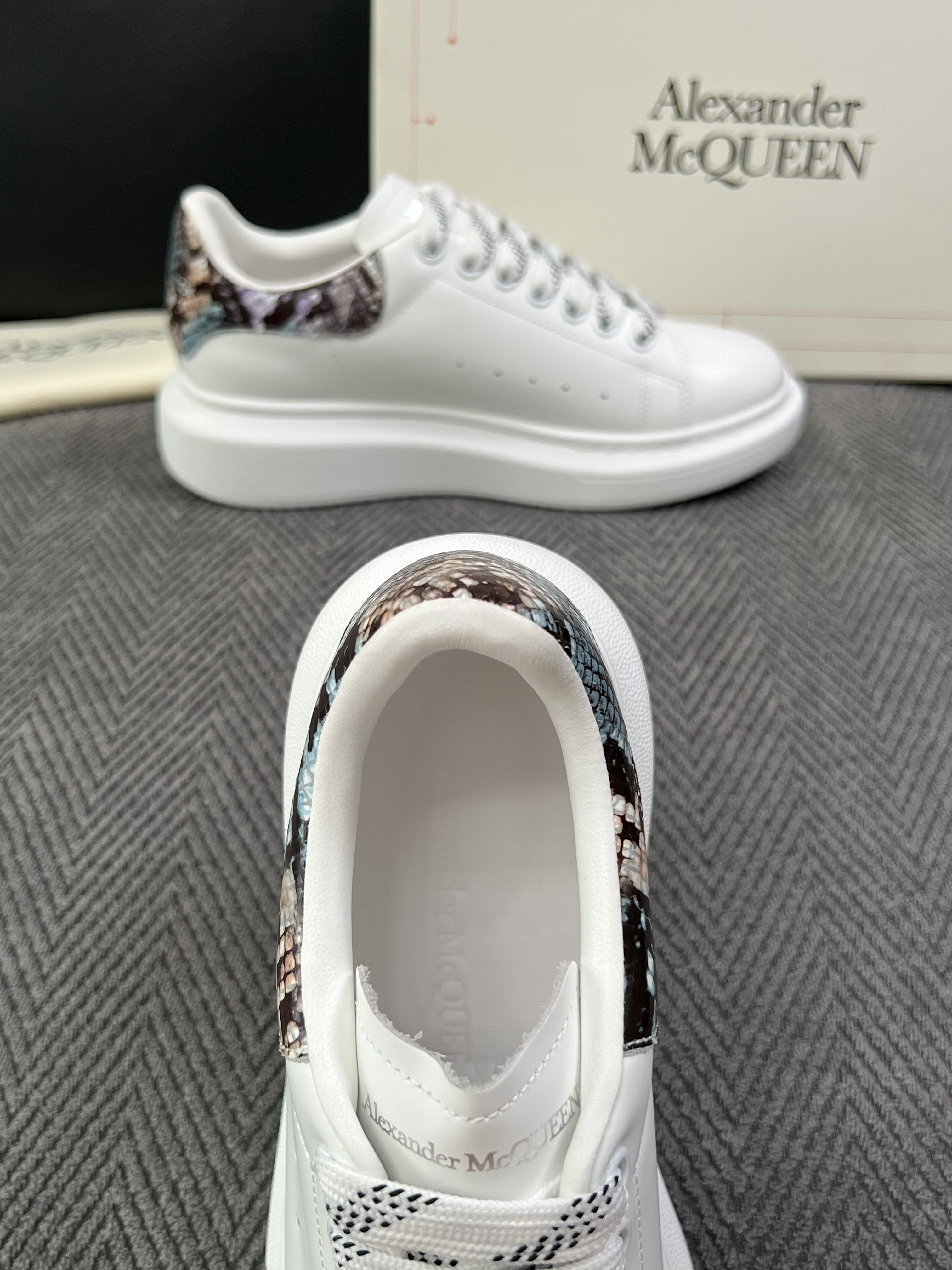 Alexander McQueen  高品质  顶级工艺品  麦昆  专柜同步 原厂配置，意大利进口原版牛皮面料，高品质
