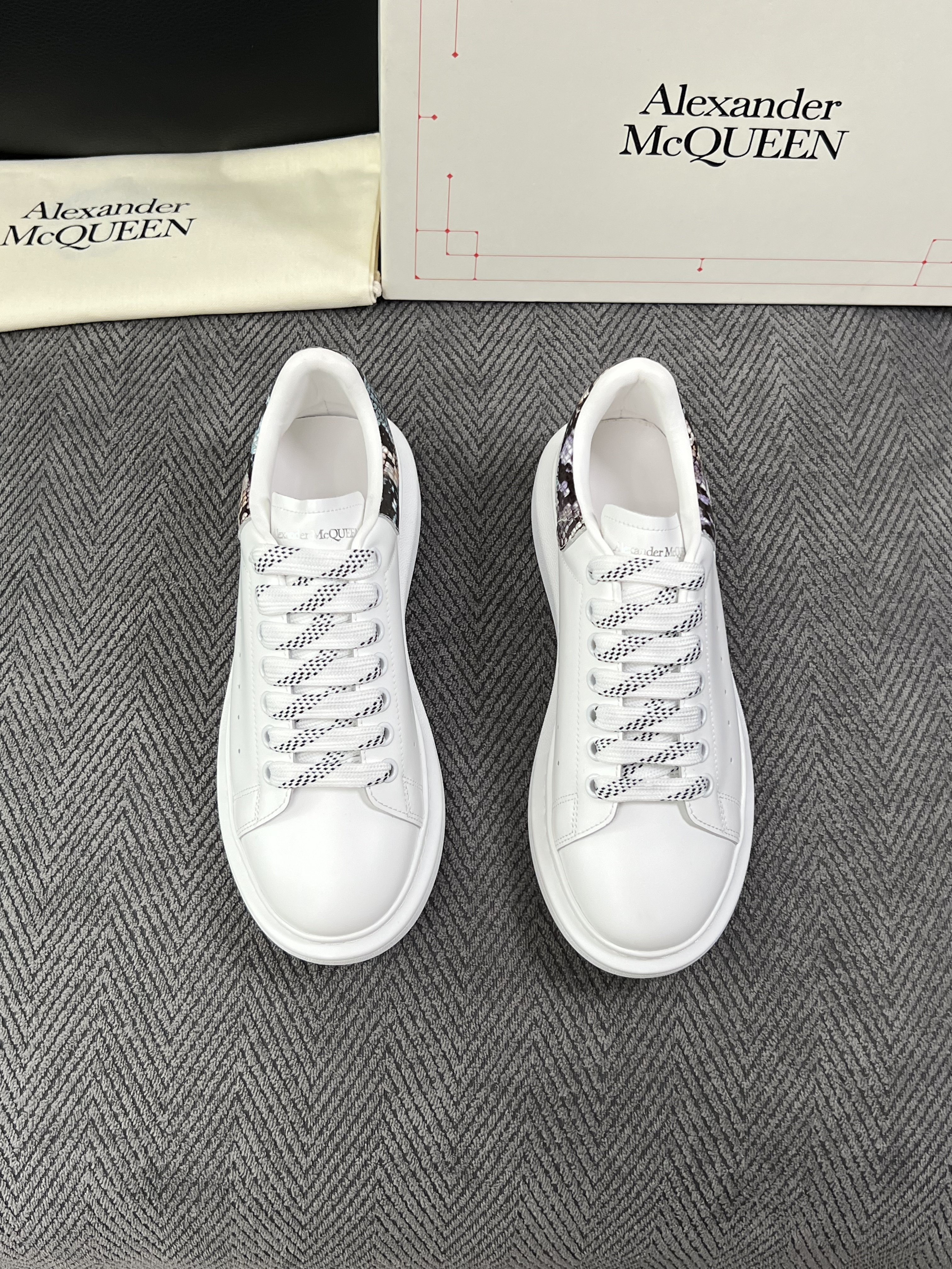 Alexander McQueen  高品质  顶级工艺品  麦昆  专柜同步 原厂配置，意大利进口原版牛皮面料，高品质