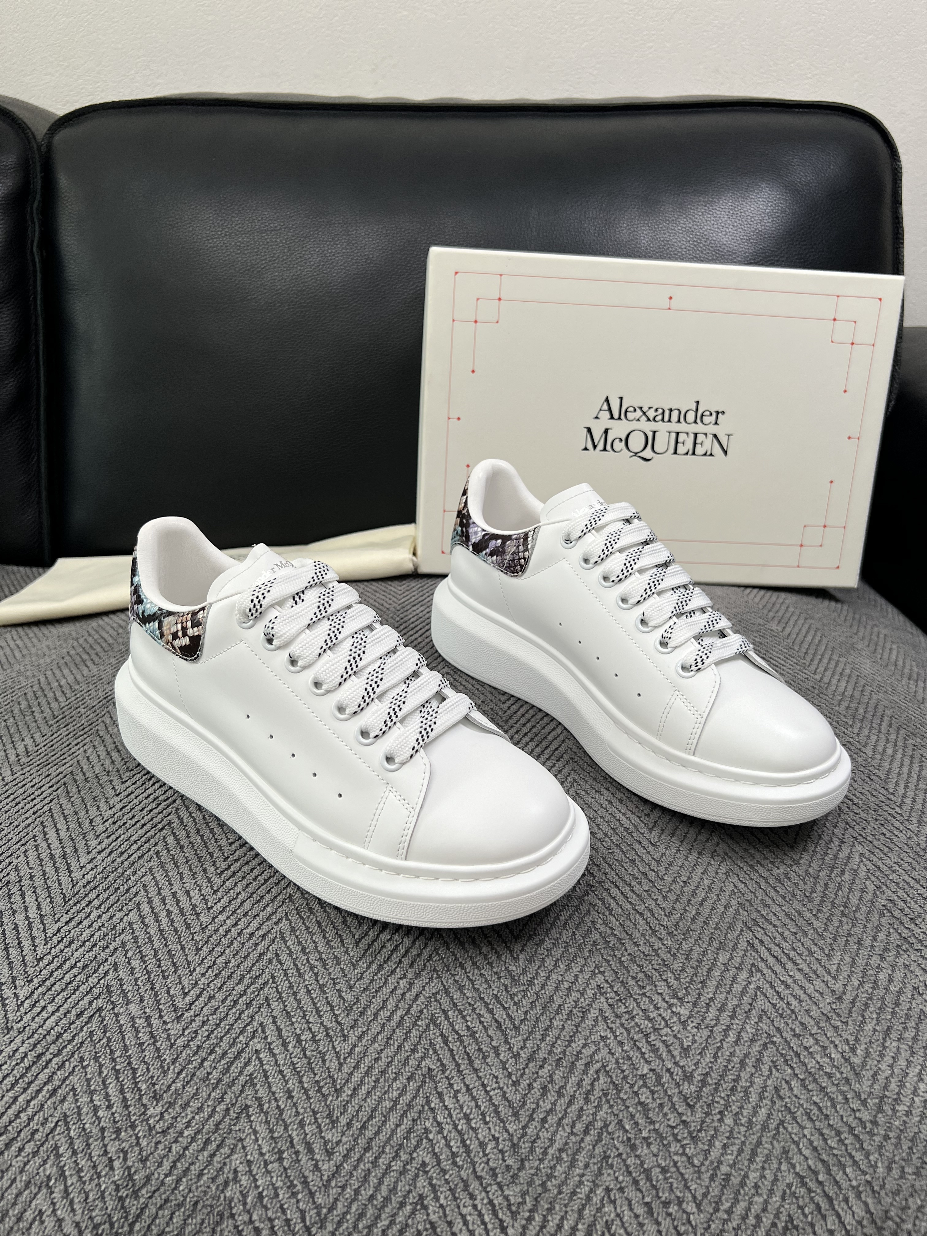 Alexander McQueen 高品质 顶级工艺品 麦昆 专柜同步 原厂配置,意大利进口原版牛皮面料,高品质 Alexander McQueen 高品质 顶级工艺品 麦昆 专柜同步 原厂配置,意大利进口原版牛皮面料,高品质