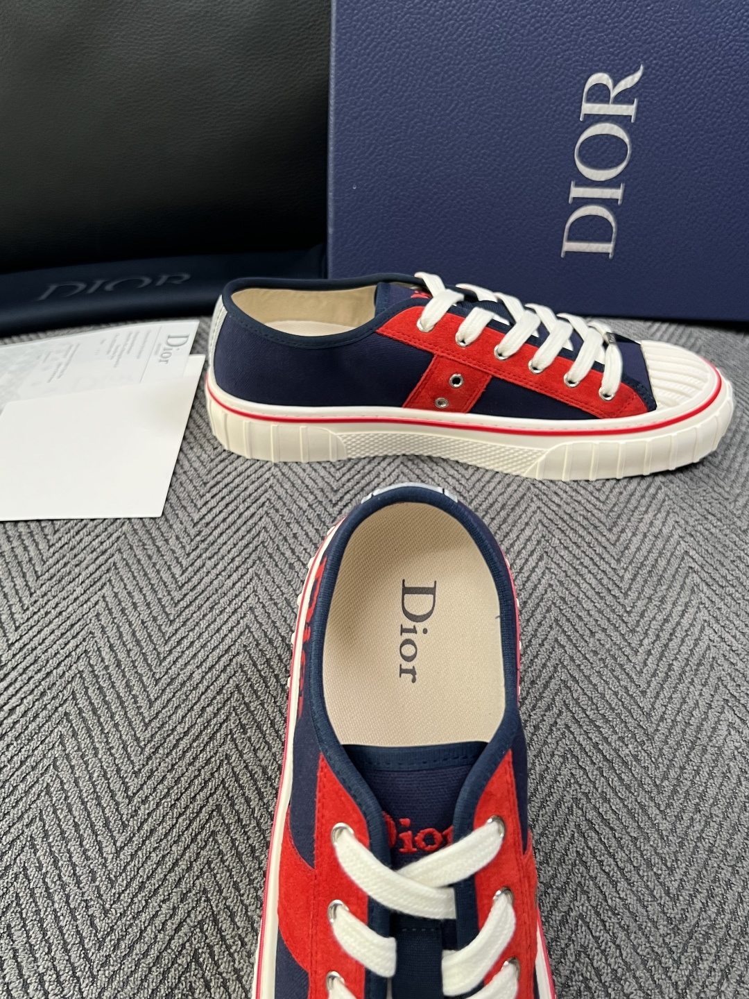 Dior 顶级工艺品 迪奥  专柜同步 原厂配置，意大利进口原版牛皮面料，透气舒适进口水染牛里垫，鞋底：原厂特供原版底超