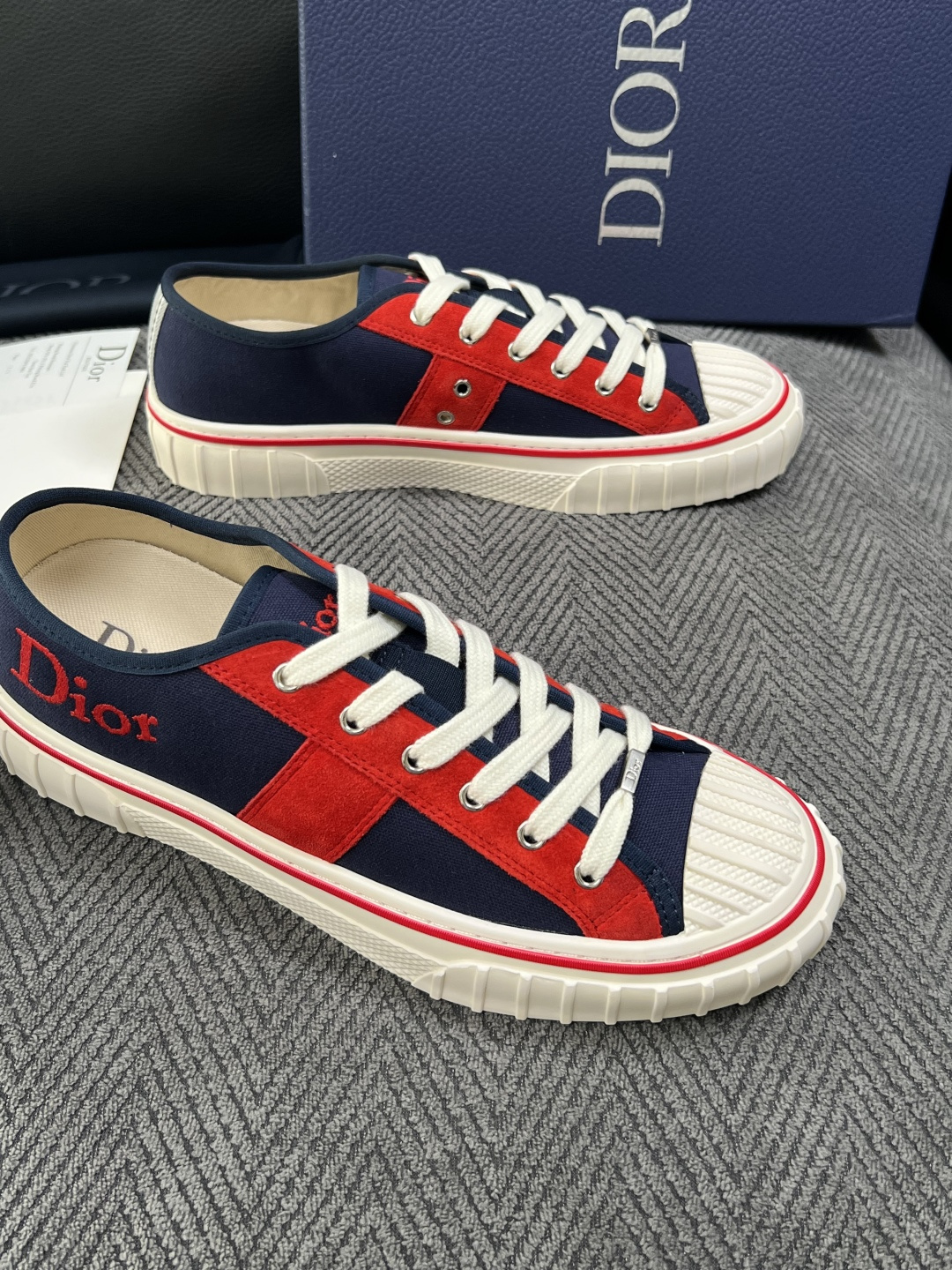 Dior 顶级工艺品 迪奥  专柜同步 原厂配置，意大利进口原版牛皮面料，透气舒适进口水染牛里垫，鞋底：原厂特供原版底超