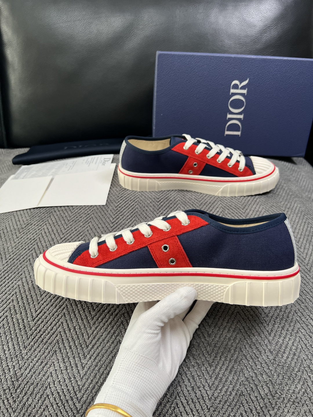 Dior 顶级工艺品 迪奥  专柜同步 原厂配置，意大利进口原版牛皮面料，透气舒适进口水染牛里垫，鞋底：原厂特供原版底超