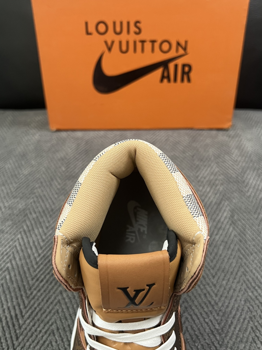 Lv联名nike  高品质  顶级工艺品  路易威登联名，靴子专柜同步，鞋面意大利进口，高品质拼接缤纷色彩复杂工艺品，进