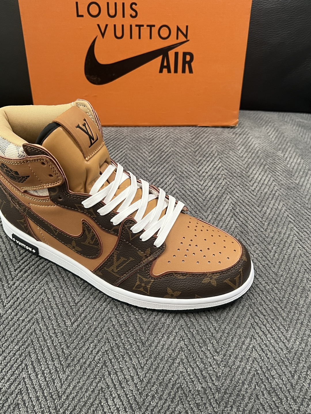 Lv联名nike  高品质  顶级工艺品  路易威登联名，靴子专柜同步，鞋面意大利进口，高品质拼接缤纷色彩复杂工艺品，进