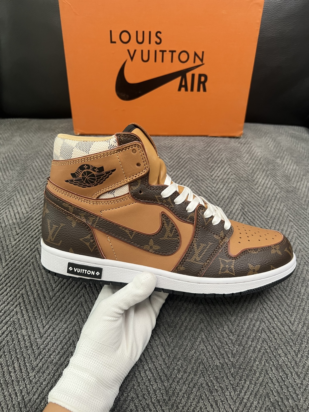 Lv联名nike  高品质  顶级工艺品  路易威登联名，靴子专柜同步，鞋面意大利进口，高品质拼接缤纷色彩复杂工艺品，进