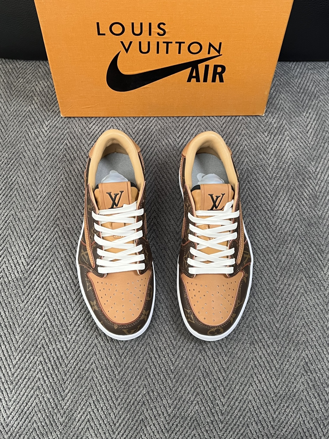 Lv联名nike  高品质  顶级工艺品  路易威登联名，专柜同步，鞋面意大利进口，高品质拼接缤纷色彩复杂工艺品，进口水