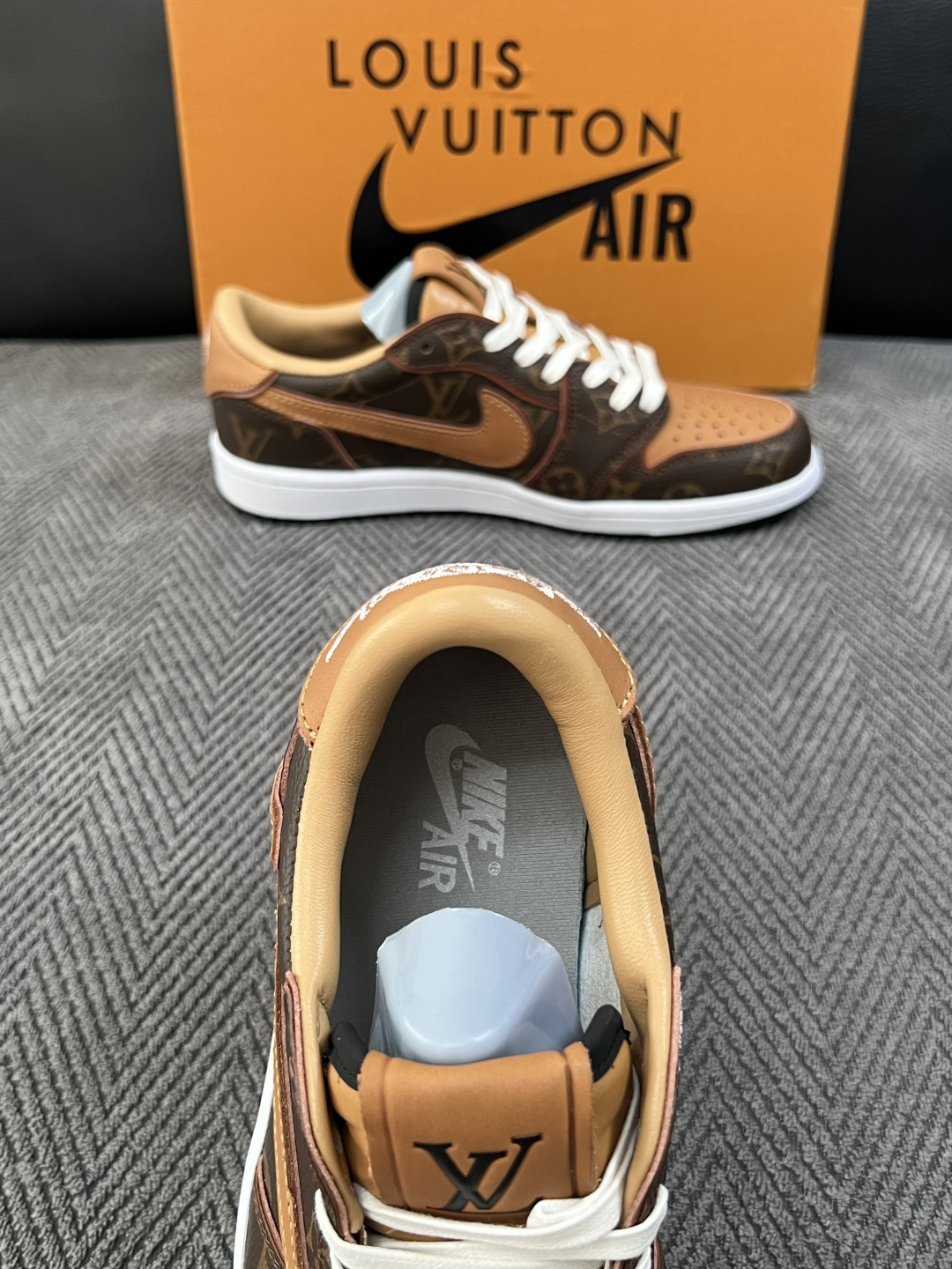 Lv联名nike  高品质  顶级工艺品  路易威登联名，专柜同步，鞋面意大利进口，高品质拼接缤纷色彩复杂工艺品，进口水
