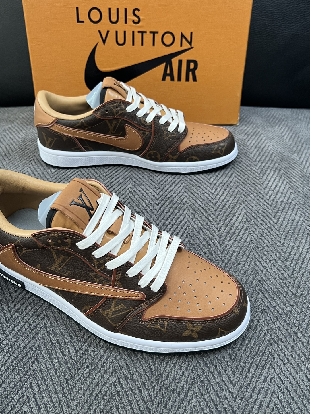 Lv联名nike  高品质  顶级工艺品  路易威登联名，专柜同步，鞋面意大利进口，高品质拼接缤纷色彩复杂工艺品，进口水