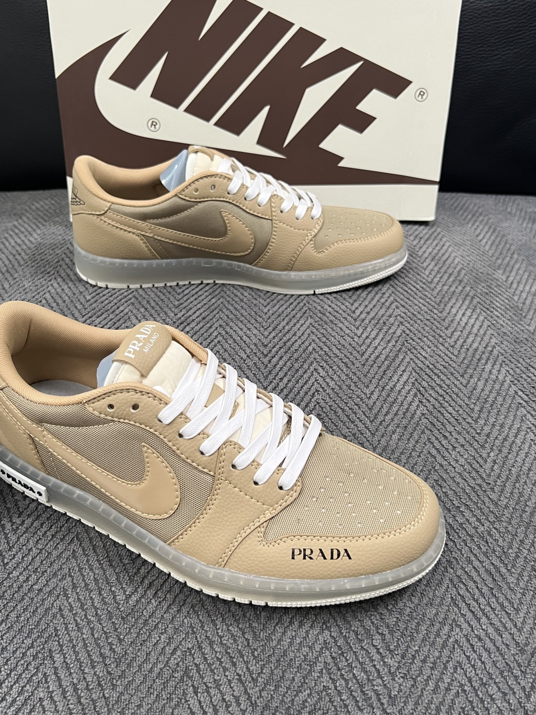 Lv联名nike  高品质  顶级工艺品  路易威登联名，专柜同步，鞋面意大利进口，高品质拼接缤纷色彩复杂工艺品，进口水