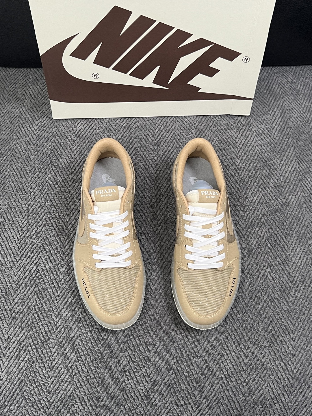 Lv联名nike  高品质  顶级工艺品  路易威登联名，专柜同步，鞋面意大利进口，高品质拼接缤纷色彩复杂工艺品，进口水