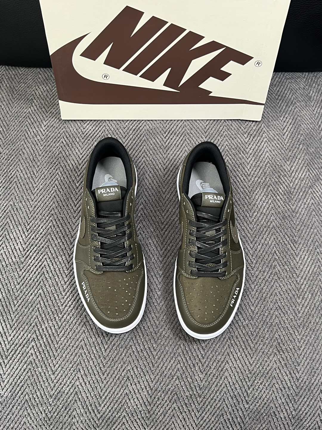 Lv联名nike  高品质  顶级工艺品  路易威登联名，专柜同步，鞋面意大利进口，高品质拼接缤纷色彩复杂工艺品，进口水