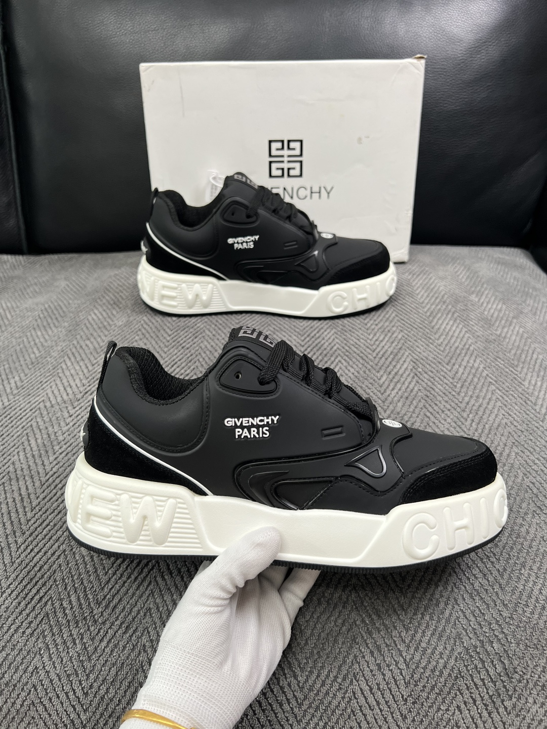 Givenchy 高品质  顶级工艺品  纪梵希 专柜同步原厂配置，意大利进口牛皮搭配面料，全鞋配件私模打造，柔软舒适网